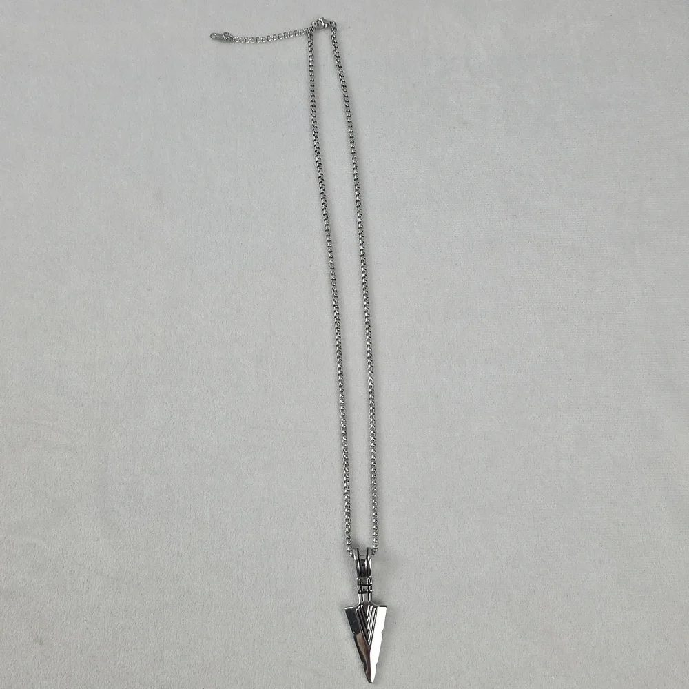 NWT Silver Arrowhead Spear Pendant Necklace 21